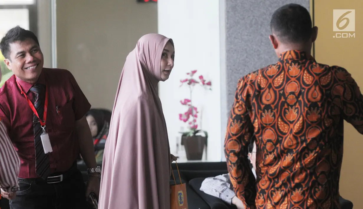 Calon wali kota Malang 2018 Ya'qud Ananda Gudban (tengah) saat tiba di Gedung KPK, Jakarta, Jumat (22/6). Ya'qud menandatangani perpanjangan penahanan terkait dugaan suap pembahasan APBD-P Pemkot Malang TA 2015. (Merdeka.com/Dwi Narwoko)