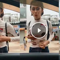 Kamu juga suka ngaca di mobil orang? Hati-hati, jangan sampai kejadian memalukan yang dialami perempuan ini menimpa kamu juga.  (Foto: Screencapture Video)