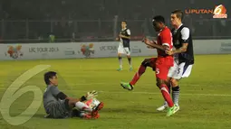 Kiper Indonesia XI Kurnia Meiga berhasil mengamankan gawangnya dari serangan pemain Liverpool (Liputan6.com/Helmi Fithriansyah)