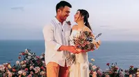 Jessica Mila tengah berbahagia, kala mendapat kejutan romantis dari sang kekasih Yakup Hasibuan di Bali. Momentum ini menjadi sebuah acara lamaran intimate yang dihadiri oleh sahabat terdekat. (Foto: Instagram/ Jessica Mila)