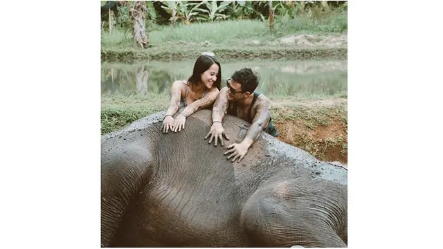 Momen seru Mike Lewis dan Janisaa Pradja saat memandikan gajah bersama.