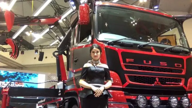 Inovasi Baru Mitsubishi Fuso, Truk dengan Empat Tangan Derek