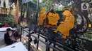 Petugas menyelesaikan pembuatan hiasan jelang perayaan Natal di Gereja Katedral Jakarta, Selasa (20/12/2022). Sepekan jelang perayaan Natal gereja Katedral bersiap menghias gereja dengan pernak-pernik  Natal. (Liputan6.com/Johan Tallo)