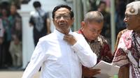 Mantan Ketua Mahkamah Konstitusi Mahfud MD tiba di kompleks Istana, Jakarta, Senin (21/10/2109). Kedatangan Mahfud MD berlangsung jelang pengumuman menteri Kabinet Kerja Jilid II oleh Presiden Joko Widodo atau Jokowi. (Liputan6.com/Angga Yuniar)
