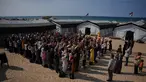 Para siswa menghadiri upacara pagi di sebuah sekolah yang didirikan di pantai di Khan Younis, bagian selatan Jalur Gaza, pada Rabu 12 November 2025. Menyusul kesepatan gencatan senjata yang berlaku antara Isreal dan Hamas sejak 10 Oktober 2025, sebagian pelajar di Gaza telah kembali ke sekolah secara bertahap. (AP Photo/Abdel Kareem Hana)