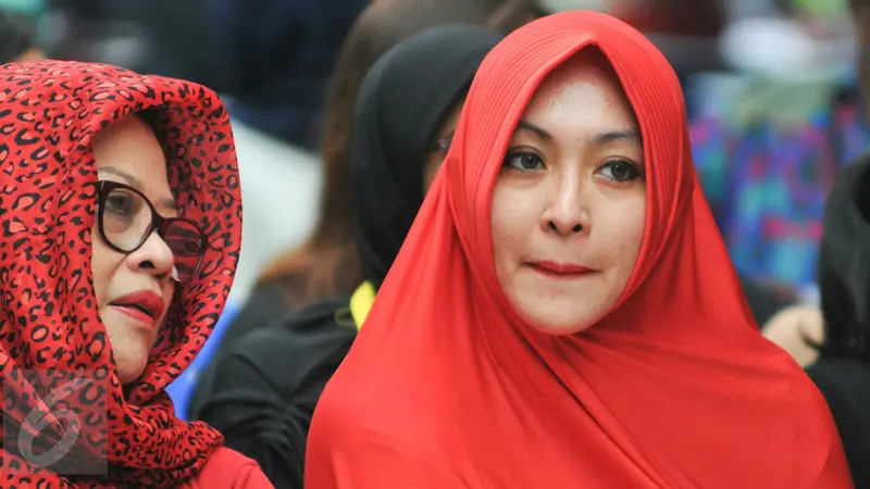 20160527-Gaya Kompak Angelina Sondakh dan Dewi Yasin Limpo Berhijab Merah Menyala-Jakarta