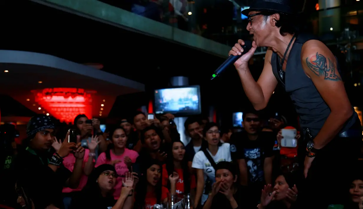 Tak ketinggalan aksi /rif turut mengguncang panggung dengan musik rock mereka (Foto:Wimbarsana)