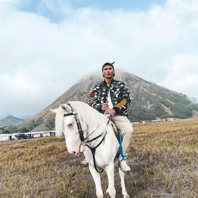 7 Potret Liburan Jessica Iskandar dan Vincent Varhaag di Bromo, Curi Perhatian