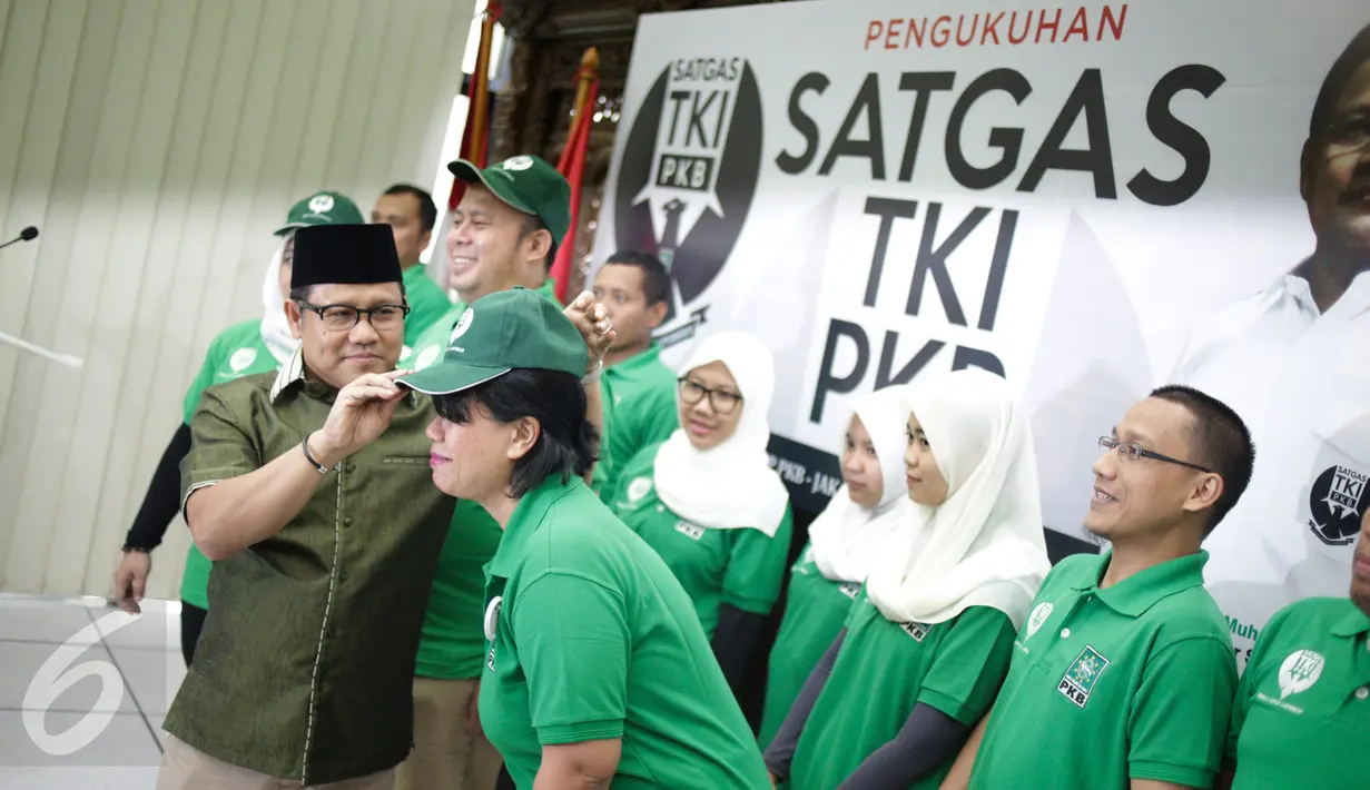 Ketua Umum DPP PKB, Muhaimin Iskandar, memberikan topi sebegai simbolis pelantikan Satuan Tugas Tenaga Kerja Indonesia (TKI) di Kantor DPP PKB, Jakarta, Selasa (28/2). (Liputan6.com/Johan Tallo)