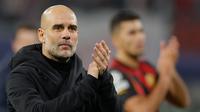 Pelatih Manchester City, Pep Guardiola bertepuk tangan untuk penggemar usai bertanding melawan  RB Leipzig pada pertandingan leg pertama babak 16 besar Liga Champions di Red Bull Arena, Jerman, Kamis (23/2/2023). Manchester City bermain imbang dengan Leipzig dengan skor 1-1. (AFP/Odd Andersen)