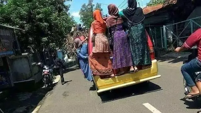 Kumpulan Potret Ibu-Ibu Nekat Naik Pikap, Bikin Deg-degan Orang yang Melihatnya (ist)