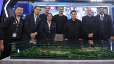 Menpora Erick Thohir (ketiga dari kanan) berfoto bersama para legenda Liga Italia, Esteban Cambiasso, Christian Panucci dan Alessandro Nesta di booth FIFA yang berada pada acara Indonesia Sports Summit 2025 (ISS 2025) resmi digelar di Indonesia Arena, Senayan, Jakarta pada Sabtu (6/12/2025).