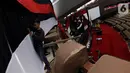Pekerja mempercantik Ruang Rapat Paripurna I dengan Bendera Merah Putih di kompleks Parlemen MPR-DPR RI, Senayan, Jakarta, Rabu (16/10/2019). Ruang paripurna DPR tampak dihias menjelang pelantikan presiden dan wapres terpilih pada 20 Oktober mendatang. (Liputan6.com/Johan Tallo)