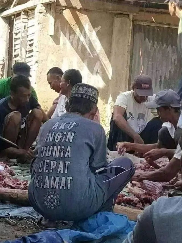 6 Tulisan di Belakang Kaus Oblong Bapak-Bapak Ini Bikin Tawa Pecah