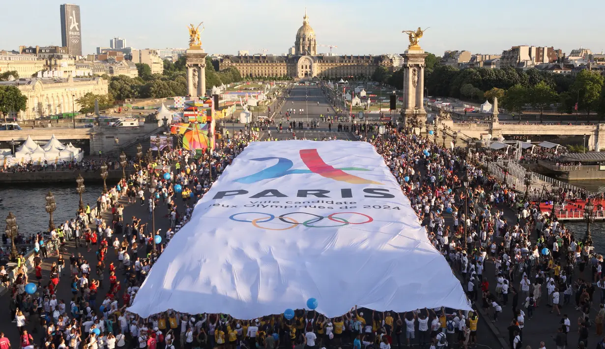 Banner raksasa dibentangkan dekat sebagai bentuk dukungan kepada Paris untuk menjadi tuan rumah penyelenggara Olimpiade 2024 dekat jembatan Alexandre III di Paris, (24/6/2017). (AFP/Paris City Hall Press Office/Jean-Baptiste Gurliat)