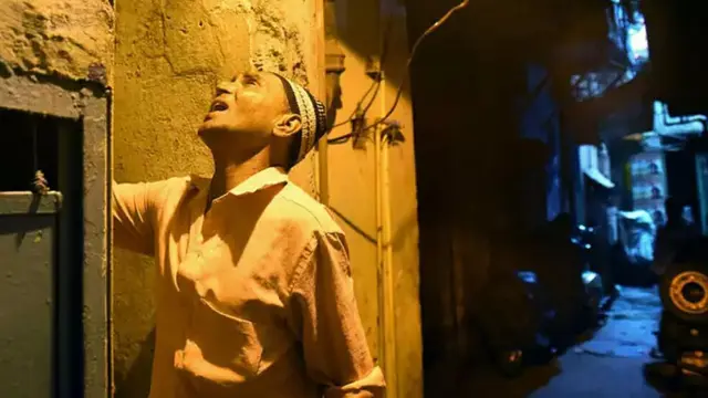 Salah satu orang yang bertugas untuk membangunan sahur di Old Delhi/Timesofindia.com