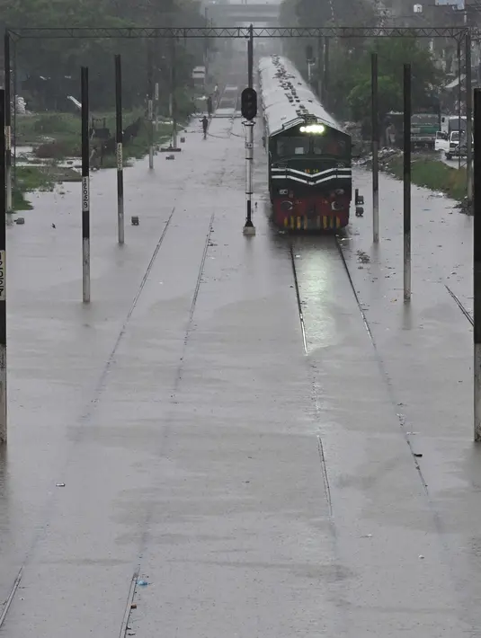 Hujan itu memicu banjir besar di perkotaan dan meruntuhkan infrastruktur ibu kota Punjab, kata petugas cuaca dan penyelamat Pakistan. (AFP/Arif Ali)