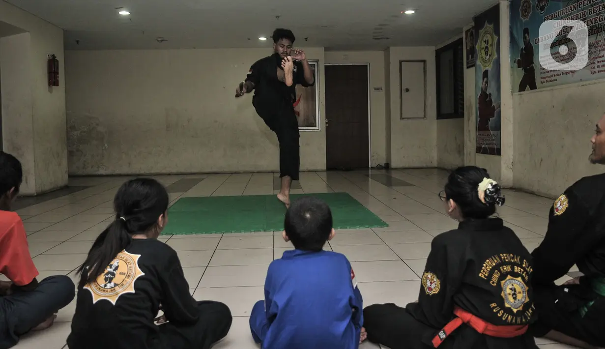 Iwan didampingi murid menyaksikan salah satu murid saat menunjukkan jurus Silat Chingkrik. (merdeka.com/Iqbal S Nugroho)