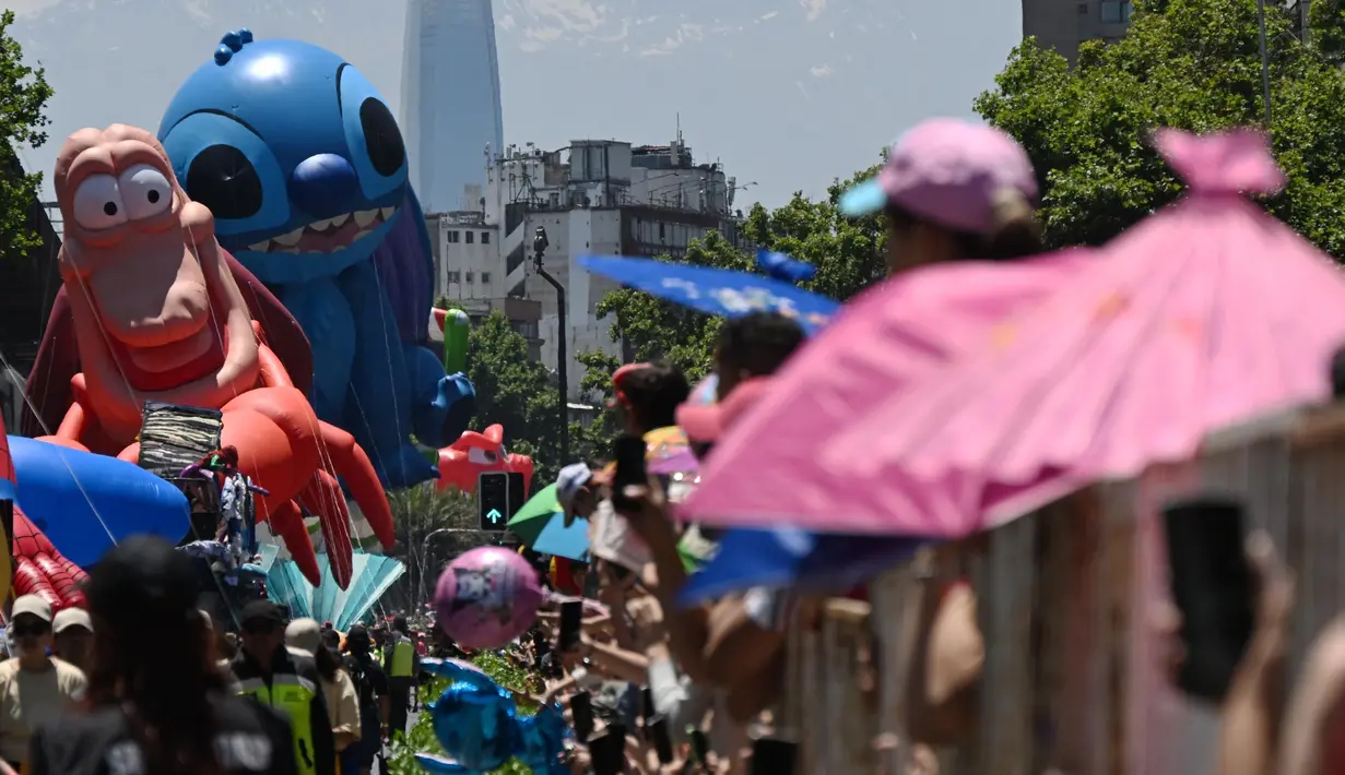 Setiap tahunnya, ribuan warga dan wisatawan akan berkumpul di Alameda Avenue, Santiago, Chile untuk menyaksikan serta merasakan kemeriahan parade balon karakter kartun fiksi dan film animasi ini. (RODRIGO ARANGUA/AFP)