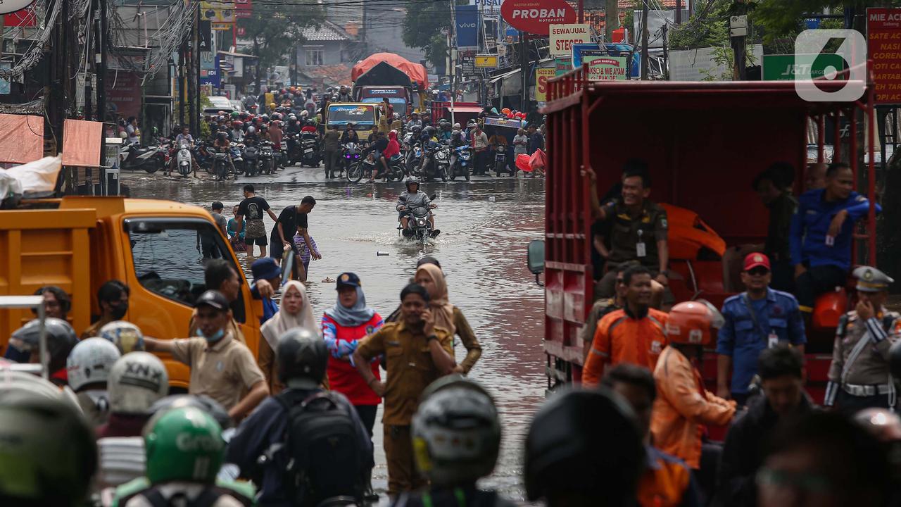 Jalur Penghubung Jakarta dan Kota Tangerang Terendam Banjir