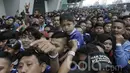 Ribuan Bobotoh mengantre untuk masuk stadion. Pada Laga Persib Bandung melawan Arema FC, 38 ribu bangku penonton stadion GBLA penuh. (Bola.com/M Iqbal Ichsan)