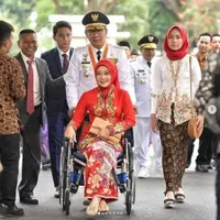 Atalia Praratya saat didorong di atas kursi roda oleh suaminya, Ridwan Kamil (Instagram/@ataliapr)
