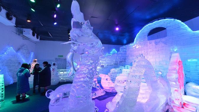 Para wisatawan mengunjungi Frost Magical Ice of Siam di Provinsi Chon Buri, Thailand, pada 1 Desember 2020. Suhu di Frost Magical Ice of Siam, yang mencakup area seluas 30.000 meter persegi, dijaga pada angka minus 10 derajat Celsius. (Xinhua/Rachen Sageamsak)