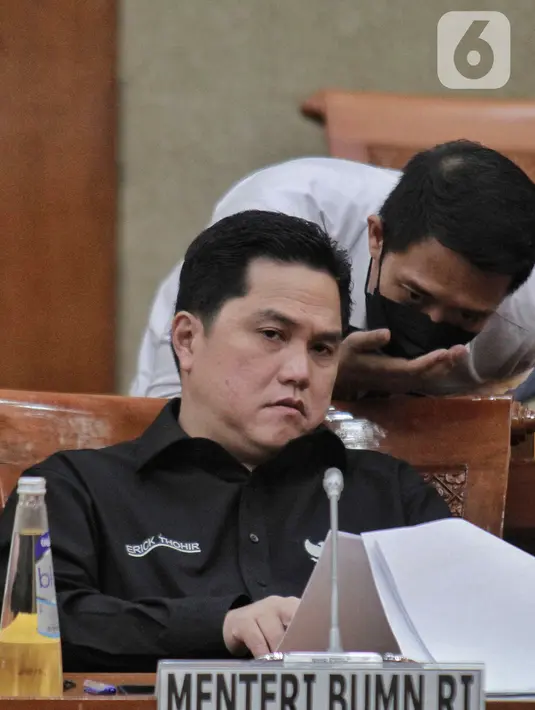 Menteri BUMN RI Erick Thohir mengikuti Rapat Kerja dengan Komisi VI DPR RI di gedung Parlemen, Jakarta, Senin (5/12/2022). Rapat kerja membahas evaluasi pelayanan dan pencapain kinerja Kementerian BUMN RI Tahun 2022 serta rencana aksi pembinaan BUMN Tahun 2023. (Liputan6.com/Angga Yuniar)