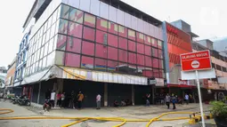 Sejumlah toko dan perkantoran yang berada satu kompleks dengan Glodok Plaza memilih menghentikan sementara aktivitasnya pasca-kebakaran hebat yang terjadi Rabu (15/1/2025) malam. (Liputan6.com/Angga Yuniar)