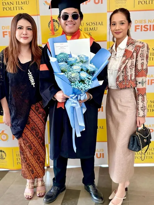 <p>Terlihat Wina, yang kini jadi istri Anji mengenakan kebaya brukat warna hitam dan dipadukan dengan kain batik warna coklat. Penampilannnya juga dipermanis dengan sling bag warna beige. [@wishnutama/@winatalia]</p>