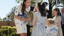 Kate juga ramah terhadap anak kecil, ia merasa senang ketika menerima bunga dari gadis kecil saat kunjungannya ke pangkalan Amberley Royal Australian Air Force (RAAF). (Bintang/EPA)