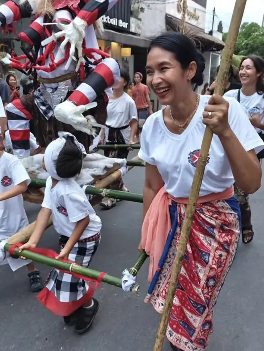 Happy Salma turut serta dalam acara pawai ogoh-ogoh bersama keluarganya. Ia pun tampak sederhana mengenakan atasan kaos putih. [@happysalma]