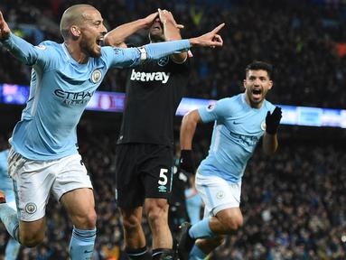 Gelandang Manchester City, David Silva, merayakan gol yang dicetaknya ke gawang West Ham pada laga Premier League di Stadion Etihad, Manchester, Minggu (3/11/2017). City menang 2-1 atas West ham. (AFP/Oli Scarff)