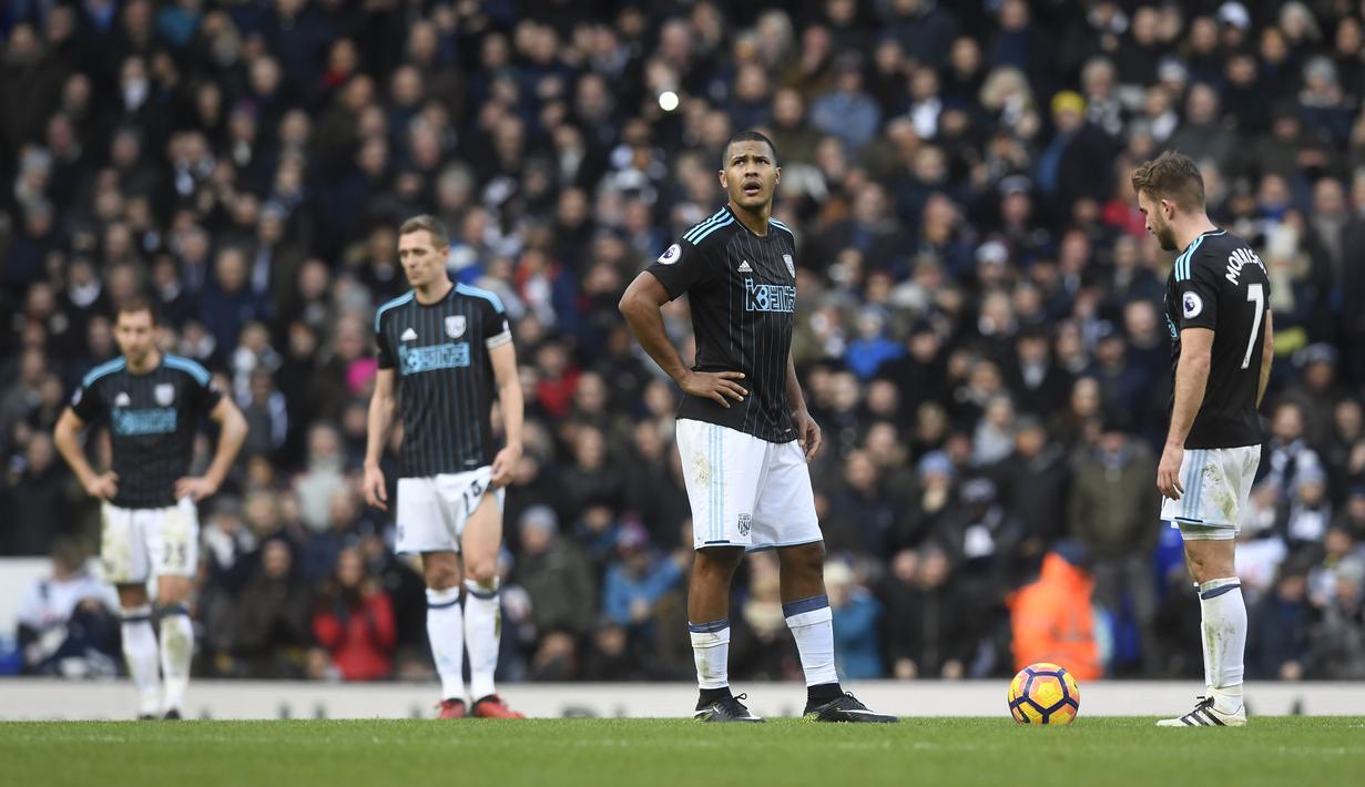 Ekspresi kekecewaan para punggawa West Bromwich Albion usai kebobolan empat gol tanpa balas saat melawan Tottenham Hotspurs pada laga Premier League di White Hart Lane stadium, London, (14/1/2017).  (EPA/Will Oliver)