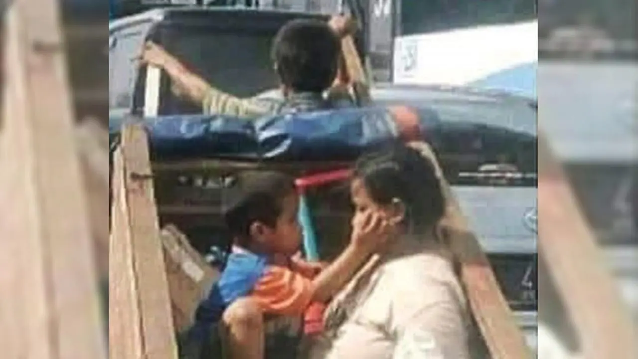 [Bintang] Jadi Viral! Foto Ibu dan Anak di Gerobak Ini Bikin Netizen Menangis Haru