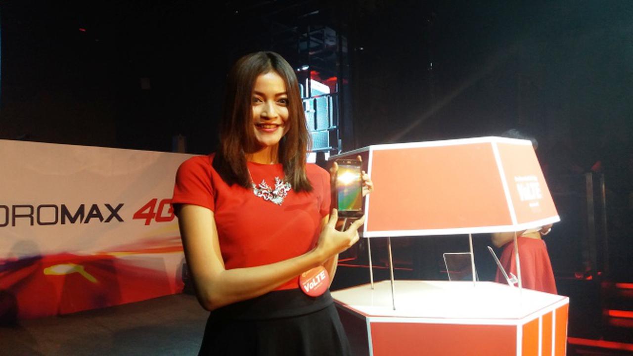 Seorang model memamerkan ponsel Smartfren Andromax R2 yang mendukung layanan VoLTE di jaringan 4G LTE Smartfren