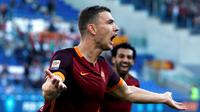 Ekspresi pemain AS Roma, Edin Dzeko, setelah mencetak gol pertama ke gawang Lazio dalam lanjutan Serie A di Stadion Olimpico, Roma, Minggu (8/11/2015) malam WIB. (Reuters/Alessandro Bianchi)