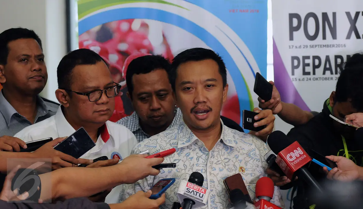 Menpora Imam Nahrawi (tengah) memberikan keterangan usai menunjukkan SK Pencabutan Keputusan Menpora No 01307 tahun 2015 tentang Sanksi PSSI di Jakarta, Rabu (11/5/2016). Pencabutan ini tindak lanjut putusan MA. (Liputan6.com/Helmi Fithriansyah)