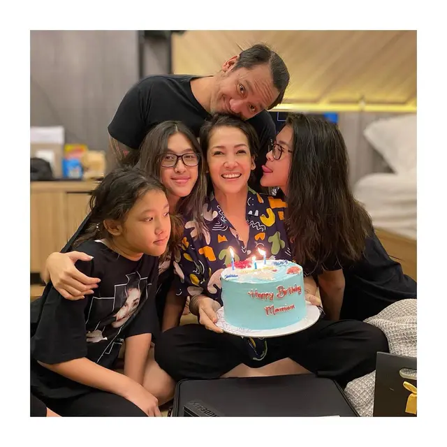 Anaknya Genap 20 Tahun, Ini 6 Potret Kebersamaan Mieke Amalia dan Putri Sulungnya