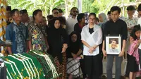 Air Mata Iringi Pemakaman Ayah Novita Angie