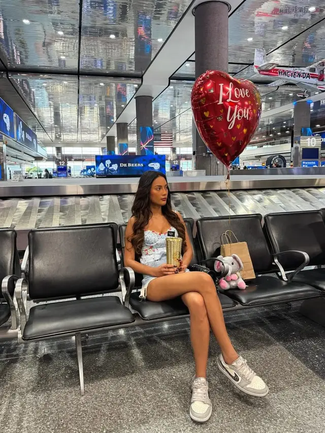 7 Potret Erika Carlina Pamer Aura Badas, Modis dengan Baju Minim dan Pundak Terbuka (instagram/eri.carl)