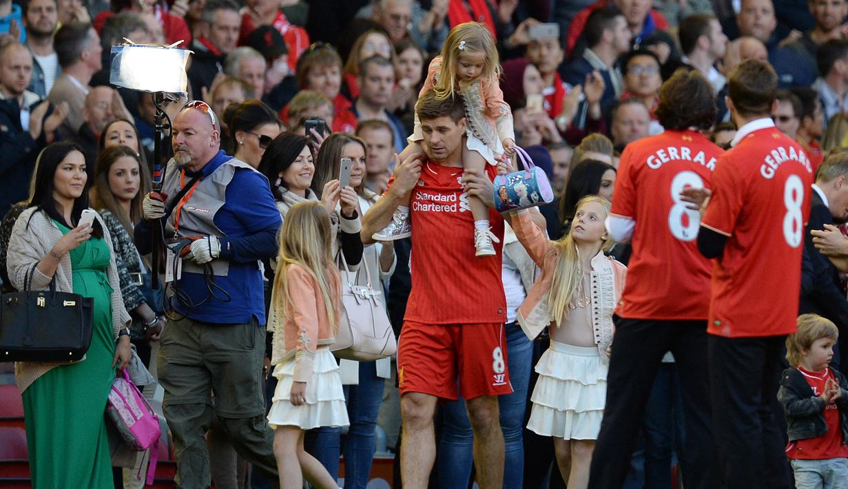 Steven Gerrard. Gelandang legenda Liverpool ini total bermain dalam 17 musim, mulai 1998/1999 hingga 2014/2015 dengan total tampil sebanyak 710 laga dengan torehan 186 gol. Ia pensiun pada 2016 bersama LA Galaxy di MLS yang dibelanya selama 2 musim. (Foto: AFP/Oli Scarff)