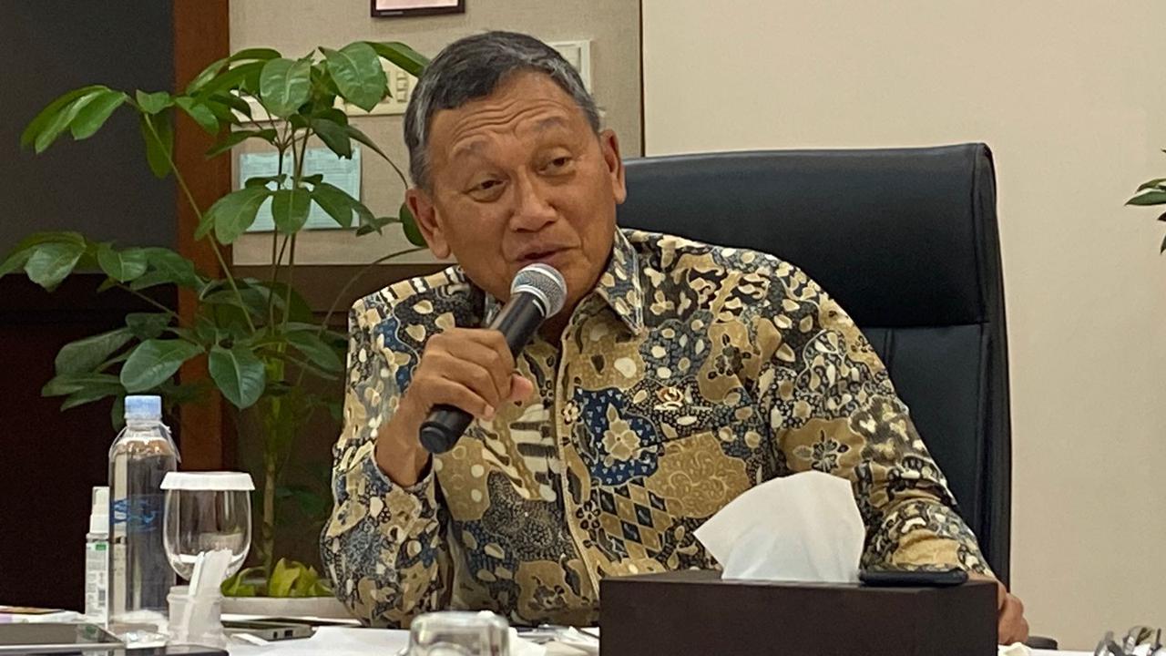 Menteri ESDM Arifin Tasrif buka suara soal harga BBM Pertamina turun.