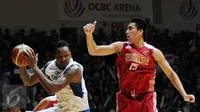 Pebasket Indonesia, Christian Ronaldo Sitepu (kanan) mencoba menghalangi gerakan pemain Filipina, Marcus Eugene Douthit di laga final SEA Games ke-28 di OCBC Arena Singapore, Senin (15/6/2015). Indonesia kalah 64-72. (Liputan6.com/Helmi Fithriansyah) 