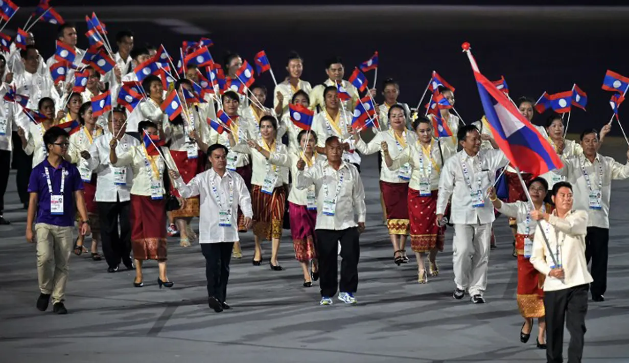 Kontingen Laos saat mengikuti parade di pembukaan SEA Games 2015, Singapura, Jumat (5/6/2015). (AFP Foto)
