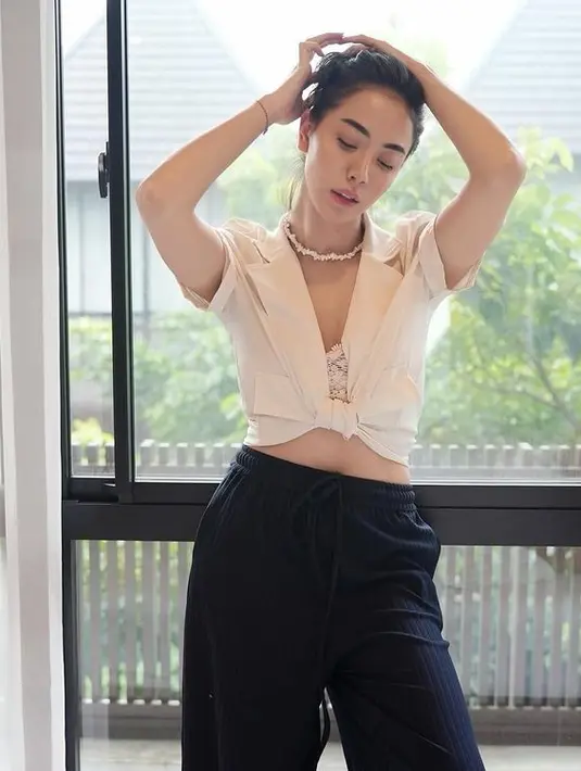 <p>Tampilan feminin dengan bralette renda dan blazer lengan pendek crop top. Ia memadukan dengan celana hitam berpotongan longgar. [@babyjvnc]</p>