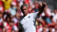 KRITIK - Jose Mourinho mengritik gaya permainan negatif Arsenal di ajang FA Community Shield 2015. (Allsports)