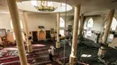 Dua pria memeriksa kerusakan masjid yang terkena serangan udara Israel di Kota Gaza, Palestina (15/7). Militer Israel mengatakan telah meluncurkan serangan udara yang menargetkan pasukan Hamas di Jalur Gaza, Sabtu (14/7) lalu. (AFP  Photo/Mahmud Hams)