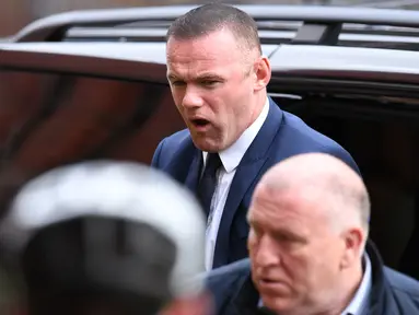 Penyerang Everton Wayne Rooney tiba di pengadilan Stockport Magpenrates di Stockport, Inggris (18/9). Wayne Rooney tertangkap mengemudi sambil mabuk pada tanggal 1 September 2017. (AFP Photo/Paul Ellis)