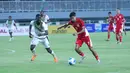 Dony Tri bermain sejak menit awal. Diplot sebagai winger kiri, pemain Persija Jakarta tersebut beberapa kali mampu merepotkan barisan belakang Timnas Mali. (Bola.com/M Iqbal Ichsan)